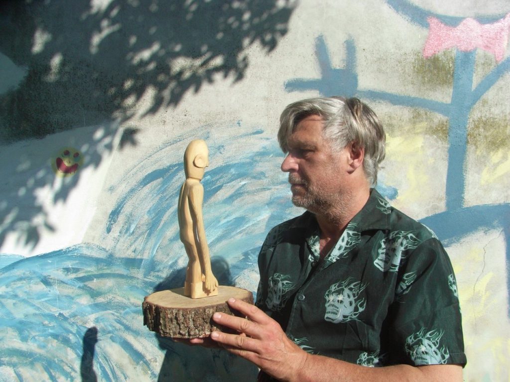Mischa Bübl mit Skulptur